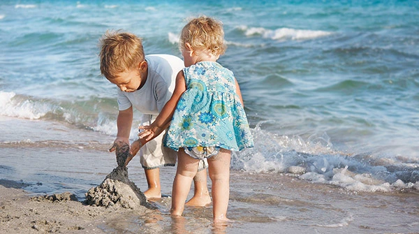 Consejos para proteger a los bebés y niños del sol y el calor en verano | Elbebe