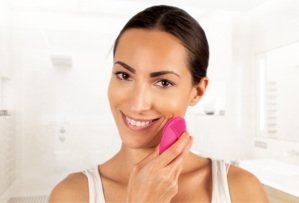 Consigue una piel radiante con los cepillos de limpieza facial de FOREO