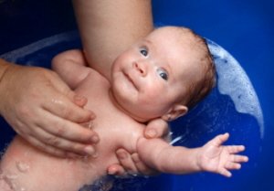 Baño del bebé como sujetarle y lavarle