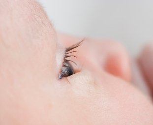 Cuidado e higiene de los ojos del bebé recién nacido