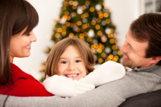 Una familia celebra la Navidad