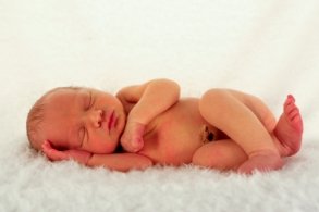 Cómo son los genitales de los bebés recién nacidos?