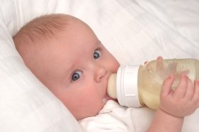 Lactancia artificial de los bebés de tres 3 meses