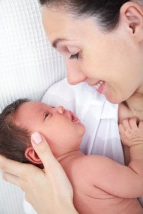 Contacto piel con piel después del nacimiento del bebé