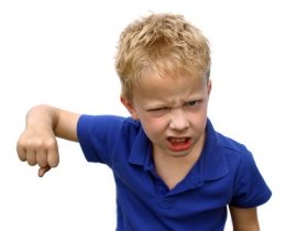 Algunos niños reaccionan de forma agresiva cuando tienen una rabieta