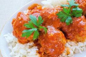 Sugerencia de presentación de las albóndigas de carne con ensalada de arroz