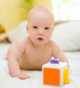 Juguetes para regalar a bebés de 6 a 12 meses: móviles de tela y cochecitos