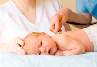 Primera visita al pediatra con el bebé recién nacido