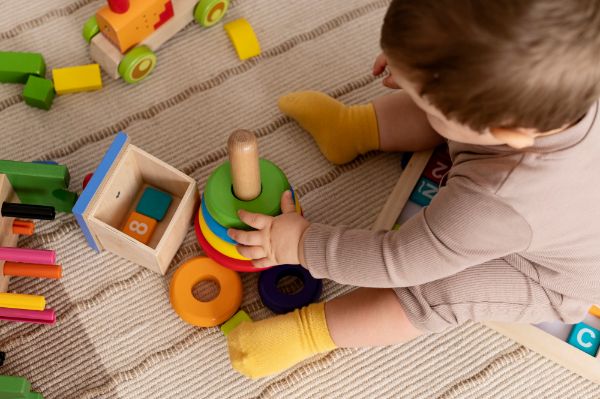 Consulta nuestra selección de 5 preciosos juguetes de madera para niños a partir de 1 año.